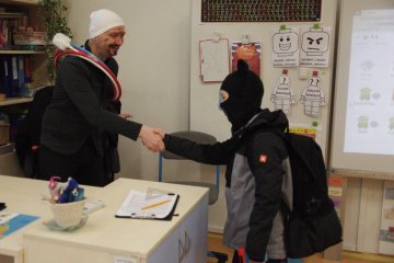 Zmrzlé nosy, hřejivá nálada a vůně koblih: Jak masopustní průvod rozehřál zasněžený Karlín