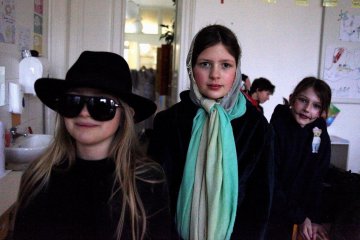 Zmrzlé nosy, hřejivá nálada a vůně koblih: Jak masopustní průvod rozehřál zasněžený Karlín