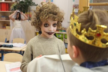 Zmrzlé nosy, hřejivá nálada a vůně koblih: Jak masopustní průvod rozehřál zasněžený Karlín