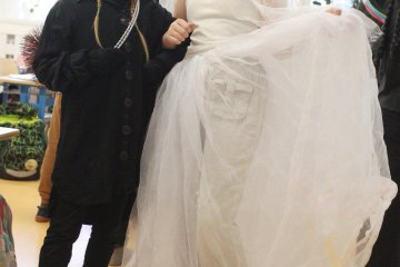 Zmrzlé nosy, hřejivá nálada a vůně koblih: Jak masopustní průvod rozehřál zasněžený Karlín