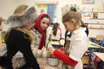 Zmrzlé nosy, hřejivá nálada a vůně koblih: Jak masopustní průvod rozehřál zasněžený Karlín