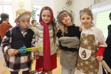 Zmrzlé nosy, hřejivá nálada a vůně koblih: Jak masopustní průvod rozehřál zasněžený Karlín