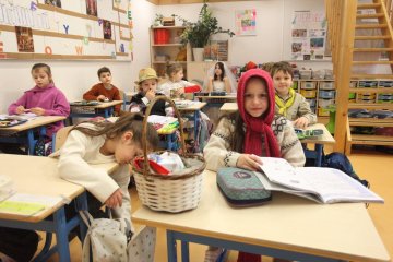 Zmrzlé nosy, hřejivá nálada a vůně koblih: Jak masopustní průvod rozehřál zasněžený Karlín