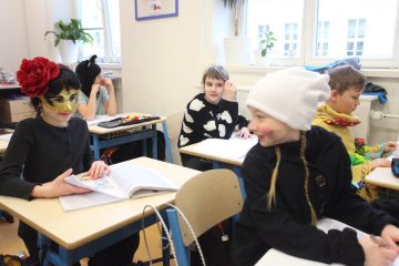 Zmrzlé nosy, hřejivá nálada a vůně koblih: Jak masopustní průvod rozehřál zasněžený Karlín