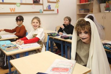 Zmrzlé nosy, hřejivá nálada a vůně koblih: Jak masopustní průvod rozehřál zasněžený Karlín