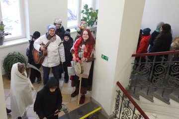 Zmrzlé nosy, hřejivá nálada a vůně koblih: Jak masopustní průvod rozehřál zasněžený Karlín