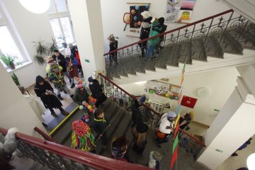 Zmrzlé nosy, hřejivá nálada a vůně koblih: Jak masopustní průvod rozehřál zasněžený Karlín