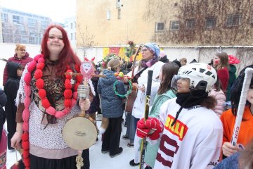 Zmrzlé nosy, hřejivá nálada a vůně koblih: Jak masopustní průvod rozehřál zasněžený Karlín