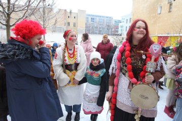 Zmrzlé nosy, hřejivá nálada a vůně koblih: Jak masopustní průvod rozehřál zasněžený Karlín