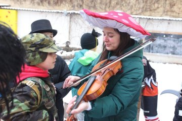 Zmrzlé nosy, hřejivá nálada a vůně koblih: Jak masopustní průvod rozehřál zasněžený Karlín