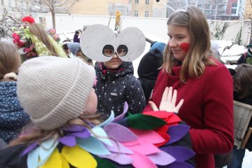 Zmrzlé nosy, hřejivá nálada a vůně koblih: Jak masopustní průvod rozehřál zasněžený Karlín