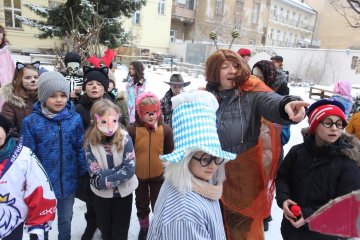 Zmrzlé nosy, hřejivá nálada a vůně koblih: Jak masopustní průvod rozehřál zasněžený Karlín