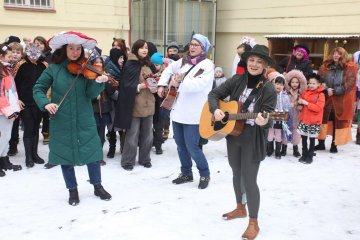 Zmrzlé nosy, hřejivá nálada a vůně koblih: Jak masopustní průvod rozehřál zasněžený Karlín