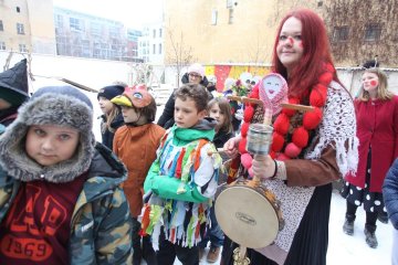 Zmrzlé nosy, hřejivá nálada a vůně koblih: Jak masopustní průvod rozehřál zasněžený Karlín