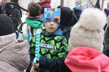 Zmrzlé nosy, hřejivá nálada a vůně koblih: Jak masopustní průvod rozehřál zasněžený Karlín