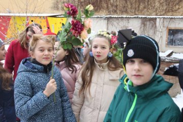 Zmrzlé nosy, hřejivá nálada a vůně koblih: Jak masopustní průvod rozehřál zasněžený Karlín