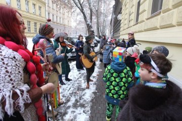 Zmrzlé nosy, hřejivá nálada a vůně koblih: Jak masopustní průvod rozehřál zasněžený Karlín
