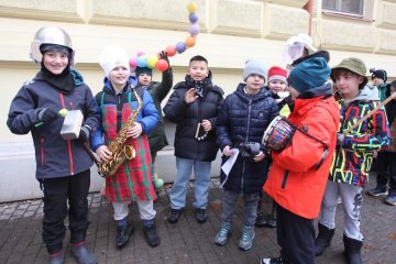 Zmrzlé nosy, hřejivá nálada a vůně koblih: Jak masopustní průvod rozehřál zasněžený Karlín
