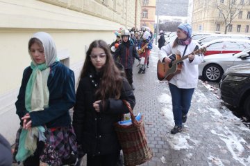 Zmrzlé nosy, hřejivá nálada a vůně koblih: Jak masopustní průvod rozehřál zasněžený Karlín