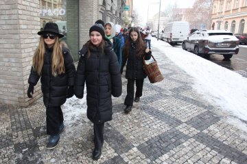 Zmrzlé nosy, hřejivá nálada a vůně koblih: Jak masopustní průvod rozehřál zasněžený Karlín