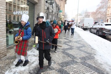 Zmrzlé nosy, hřejivá nálada a vůně koblih: Jak masopustní průvod rozehřál zasněžený Karlín