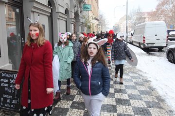 Zmrzlé nosy, hřejivá nálada a vůně koblih: Jak masopustní průvod rozehřál zasněžený Karlín