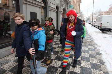 Zmrzlé nosy, hřejivá nálada a vůně koblih: Jak masopustní průvod rozehřál zasněžený Karlín
