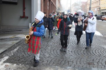 Zmrzlé nosy, hřejivá nálada a vůně koblih: Jak masopustní průvod rozehřál zasněžený Karlín