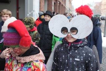 Zmrzlé nosy, hřejivá nálada a vůně koblih: Jak masopustní průvod rozehřál zasněžený Karlín