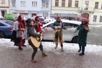 Zmrzlé nosy, hřejivá nálada a vůně koblih: Jak masopustní průvod rozehřál zasněžený Karlín