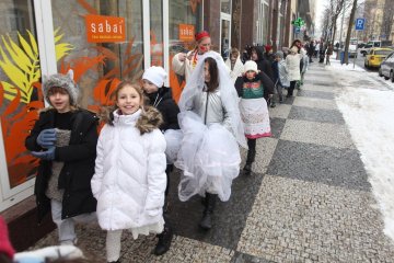 Zmrzlé nosy, hřejivá nálada a vůně koblih: Jak masopustní průvod rozehřál zasněžený Karlín