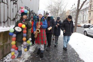 Zmrzlé nosy, hřejivá nálada a vůně koblih: Jak masopustní průvod rozehřál zasněžený Karlín