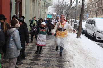 Zmrzlé nosy, hřejivá nálada a vůně koblih: Jak masopustní průvod rozehřál zasněžený Karlín