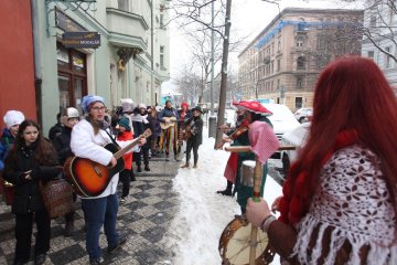 Zmrzlé nosy, hřejivá nálada a vůně koblih: Jak masopustní průvod rozehřál zasněžený Karlín