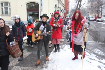 Zmrzlé nosy, hřejivá nálada a vůně koblih: Jak masopustní průvod rozehřál zasněžený Karlín