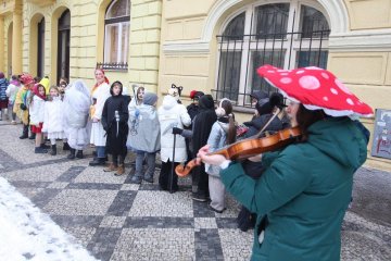 Zmrzlé nosy, hřejivá nálada a vůně koblih: Jak masopustní průvod rozehřál zasněžený Karlín