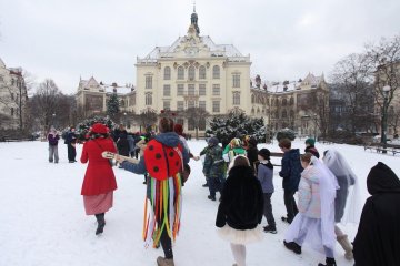 Zmrzlé nosy, hřejivá nálada a vůně koblih: Jak masopustní průvod rozehřál zasněžený Karlín