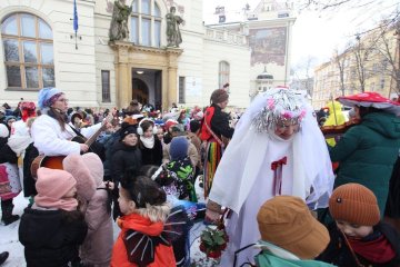 Zmrzlé nosy, hřejivá nálada a vůně koblih: Jak masopustní průvod rozehřál zasněžený Karlín