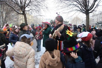 Zmrzlé nosy, hřejivá nálada a vůně koblih: Jak masopustní průvod rozehřál zasněžený Karlín