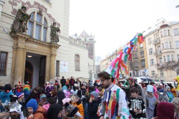 Zmrzlé nosy, hřejivá nálada a vůně koblih: Jak masopustní průvod rozehřál zasněžený Karlín