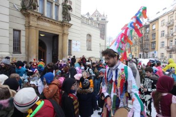 Zmrzlé nosy, hřejivá nálada a vůně koblih: Jak masopustní průvod rozehřál zasněžený Karlín