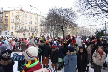 Zmrzlé nosy, hřejivá nálada a vůně koblih: Jak masopustní průvod rozehřál zasněžený Karlín