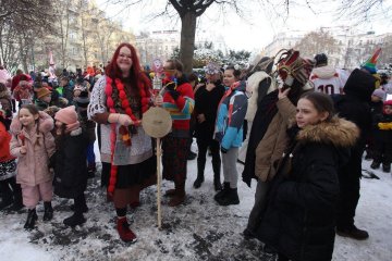 Zmrzlé nosy, hřejivá nálada a vůně koblih: Jak masopustní průvod rozehřál zasněžený Karlín