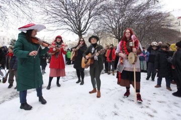 Zmrzlé nosy, hřejivá nálada a vůně koblih: Jak masopustní průvod rozehřál zasněžený Karlín