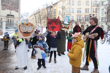 Zmrzlé nosy, hřejivá nálada a vůně koblih: Jak masopustní průvod rozehřál zasněžený Karlín