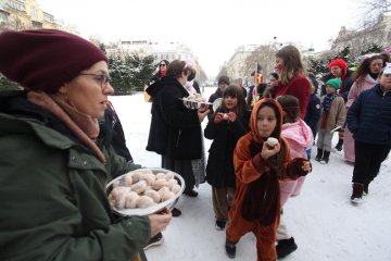 Zmrzlé nosy, hřejivá nálada a vůně koblih: Jak masopustní průvod rozehřál zasněžený Karlín