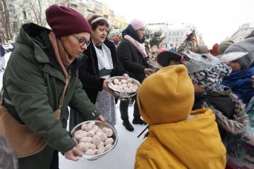 Zmrzlé nosy, hřejivá nálada a vůně koblih: Jak masopustní průvod rozehřál zasněžený Karlín