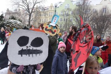 Zmrzlé nosy, hřejivá nálada a vůně koblih: Jak masopustní průvod rozehřál zasněžený Karlín