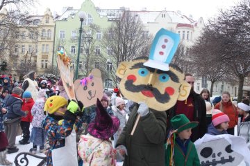 Zmrzlé nosy, hřejivá nálada a vůně koblih: Jak masopustní průvod rozehřál zasněžený Karlín