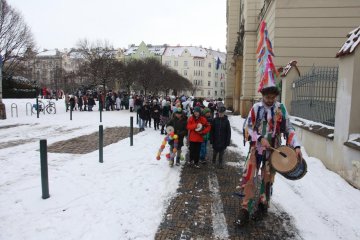 Zmrzlé nosy, hřejivá nálada a vůně koblih: Jak masopustní průvod rozehřál zasněžený Karlín